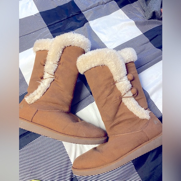 Fuzzy boots - Picture 1 of 1